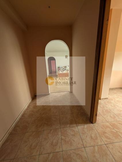 Apartament cu 3 camere semidecomandat în Gorjului