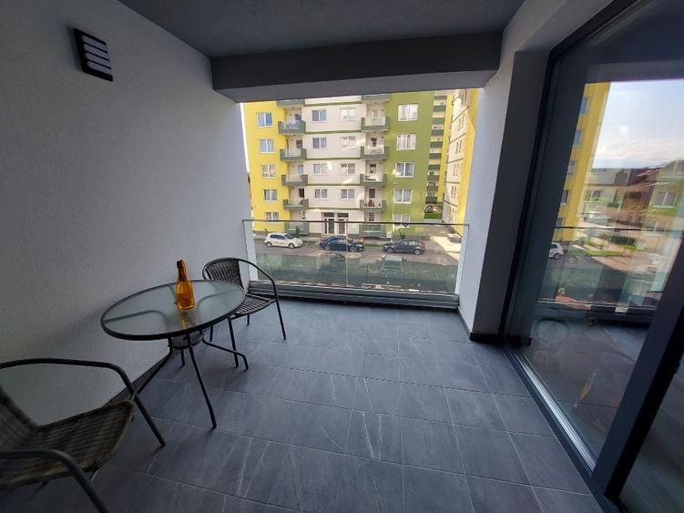 Apartament cu 2 camere decomandat în Tractorul