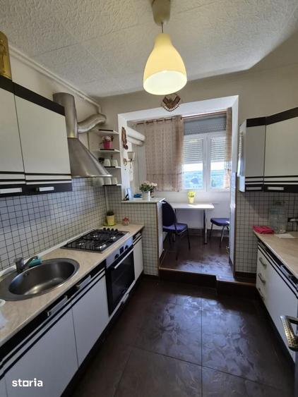 Apartament cu 3 camere semidecomandat în Giulești
