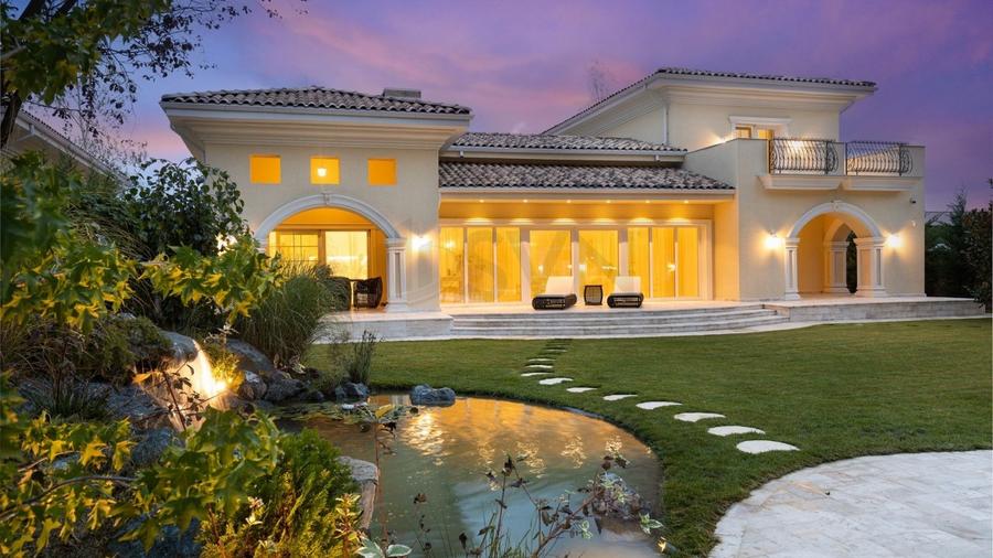 Casă individuală cu 6 camere cu Piscina în Tunari