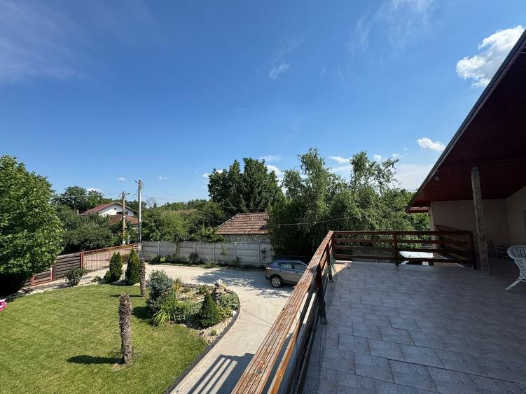 Casă individuală cu 9 camere cu Canalizare în Periș