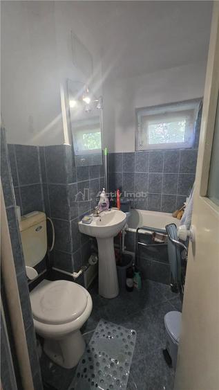 Apartament cu 2 camere semidecomandat în Rovine