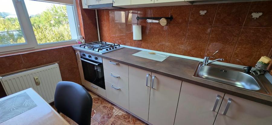 Apartament cu 3 camere semidecomandat în Dristor