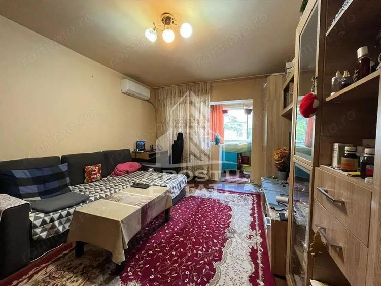 Apartament cu 3 camere semidecomandat în Dâmbovița