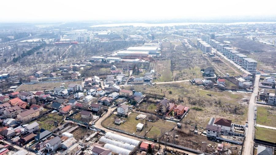 Teren Construcții intravilan de 1833 mp, în Est
