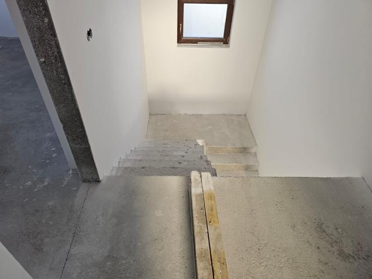 Casă individuală cu 4 camere cu Canalizare în Exterior Est