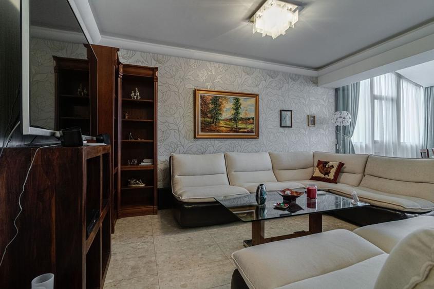 Apartament cu 7 camere decomandat, mobilat în Bucureștii Noi