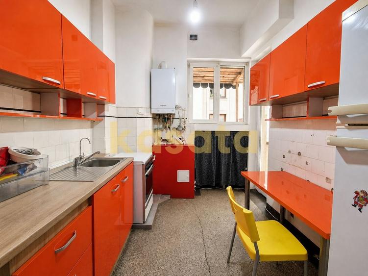 Apartament cu 4 camere semidecomandat în P-ța Romană