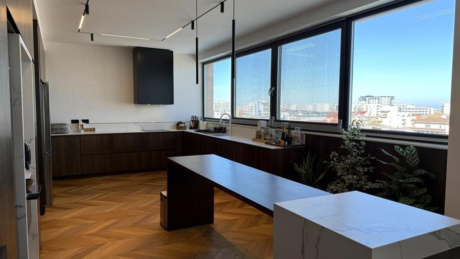 Penthouse cu 6 camere decomandat, mobilat în Mamaia