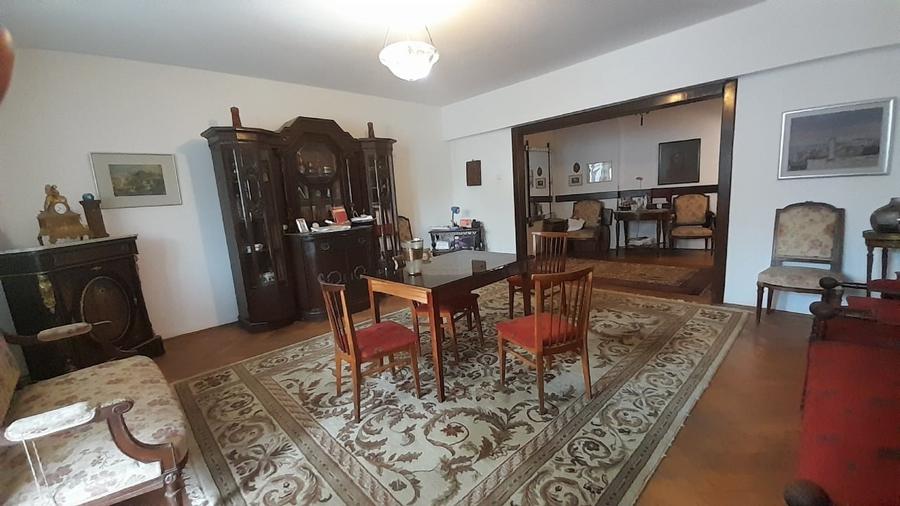 Apartament cu 3 camere decomandat în Victoriei