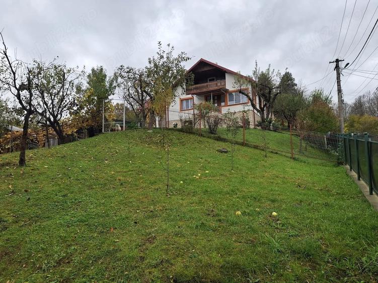 Casă cu 5 camere cu Teren 1200 Mp în Central
