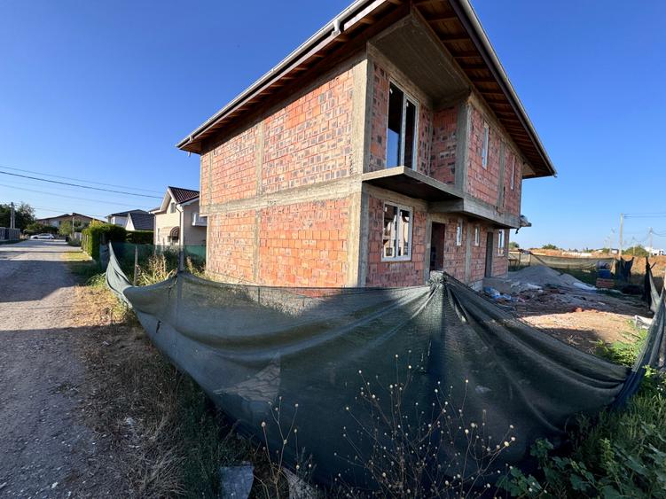 Duplex cu 4 camere cu Canalizare în Exterior Sud