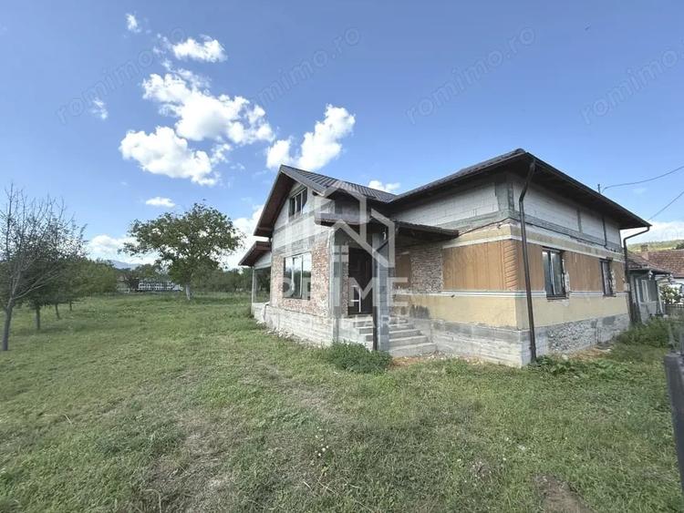 Casă cu 5 camere cu Teren 1800 Mp în Stremț