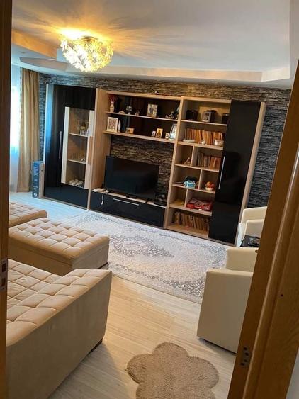 Apartament cu 2 camere decomandat în 1 Decembrie