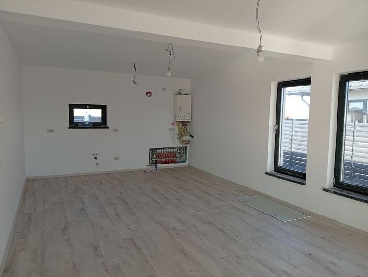 Casă cu 4 camere cu Teren 400 Mp în Bradu