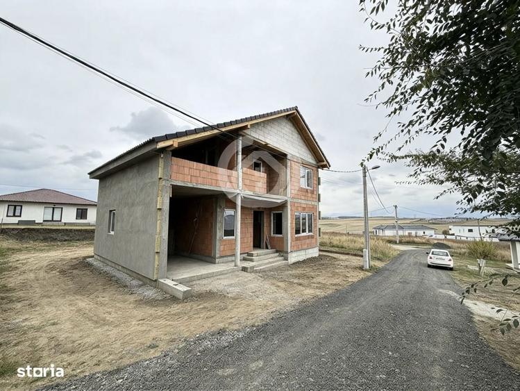 Casă cu 4 camere cu Teren 476 Mp în Roșia