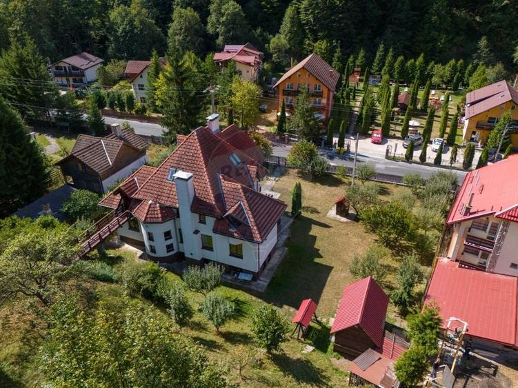Casă individuală cu 8 camere cu Teren 2992 Mp în Moieciu