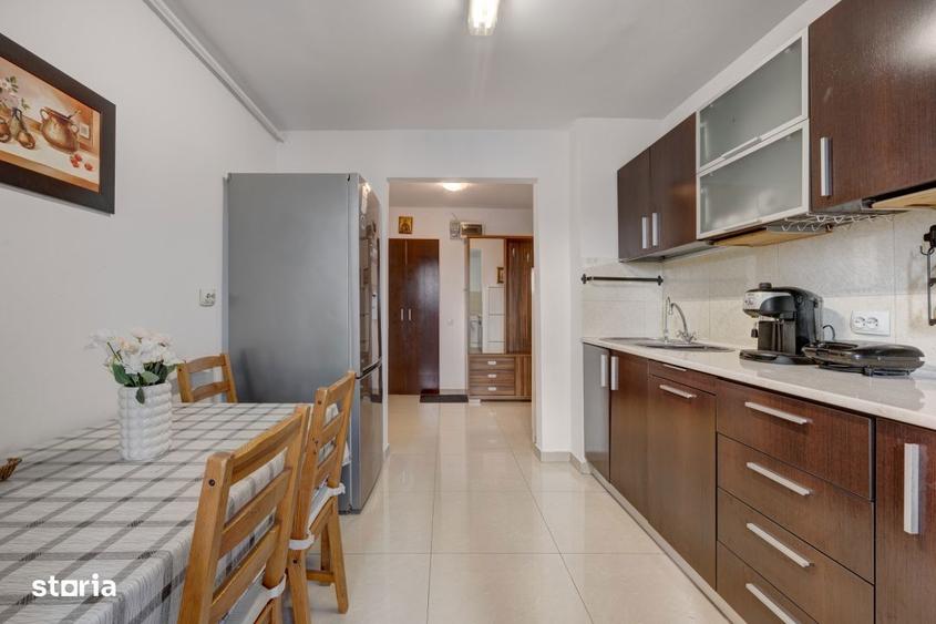 Apartament cu 3 camere semidecomandat, mobilat în Apărătorii Patriei