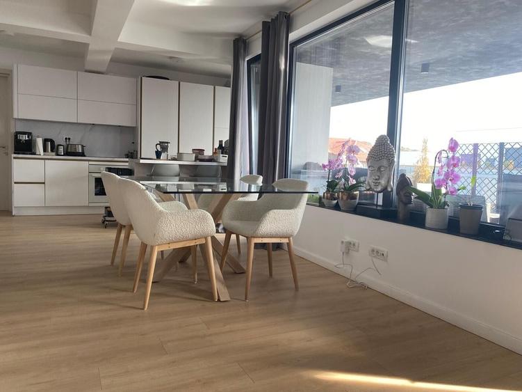 Apartament cu 4 camere semidecomandat, mobilat în Iancu Nicolae