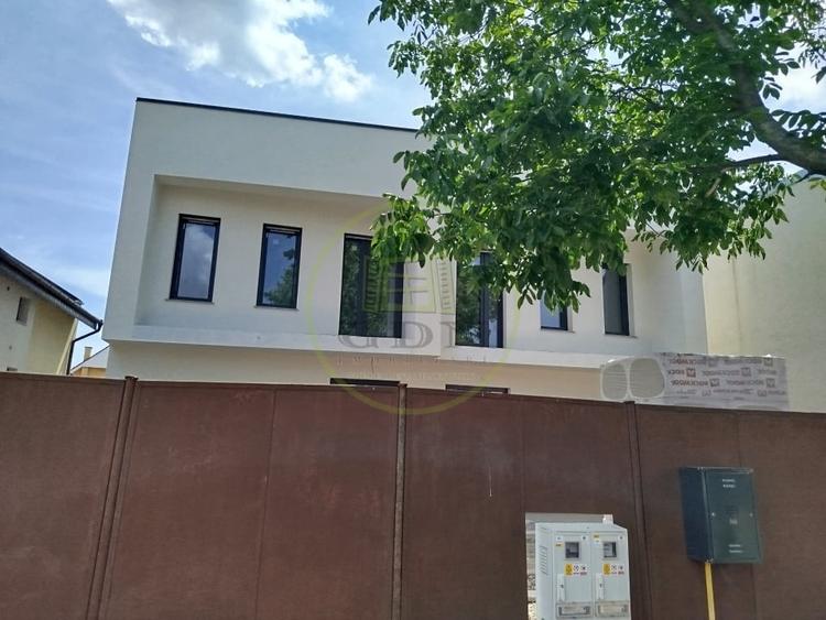 Duplex cu 10 camere cu Canalizare în Cantemir