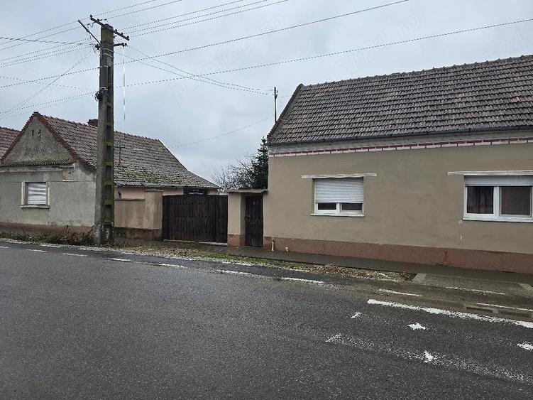 Casă cu 2 camere cu Teren 3040 Mp în Central