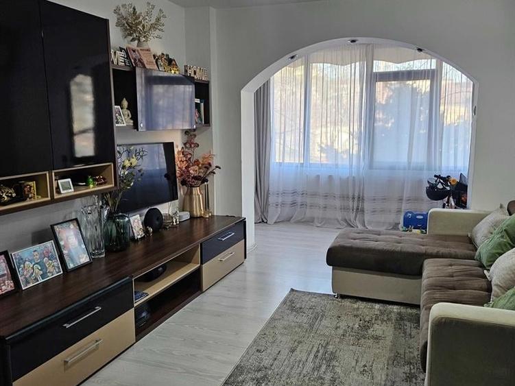Apartament cu 3 camere semidecomandat în Calea București
