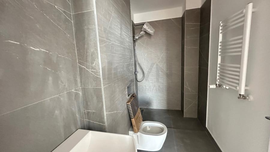Apartament cu 3 camere semidecomandat în Aviației