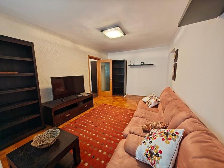 Apartament cu 3 camere semidecomandat, mobilat în Titan