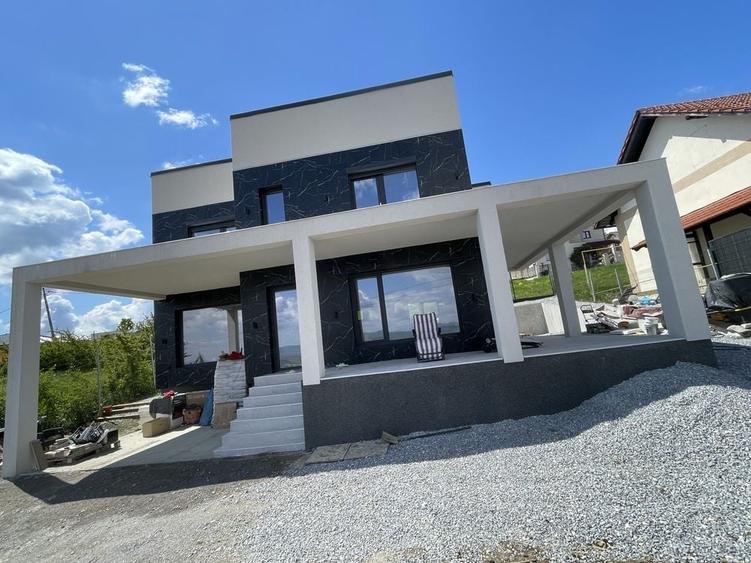 Casă cu 4 camere cu Teren 1000 Mp în Vulcan