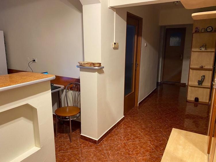 Apartament cu 3 camere decomandat în Micești