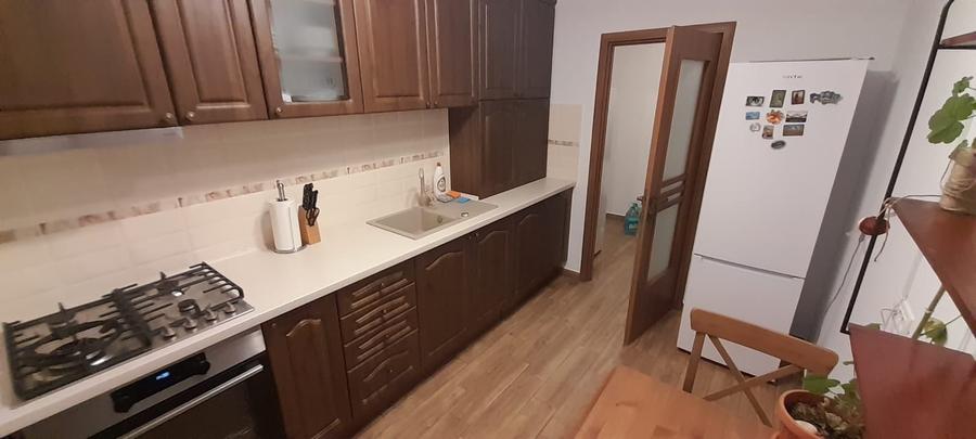 Apartament cu 4 camere semidecomandat, mobilat în Pantelimon
