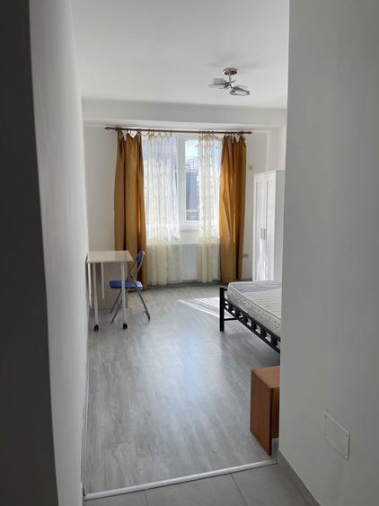 Garsonieră decomandată în Roșu