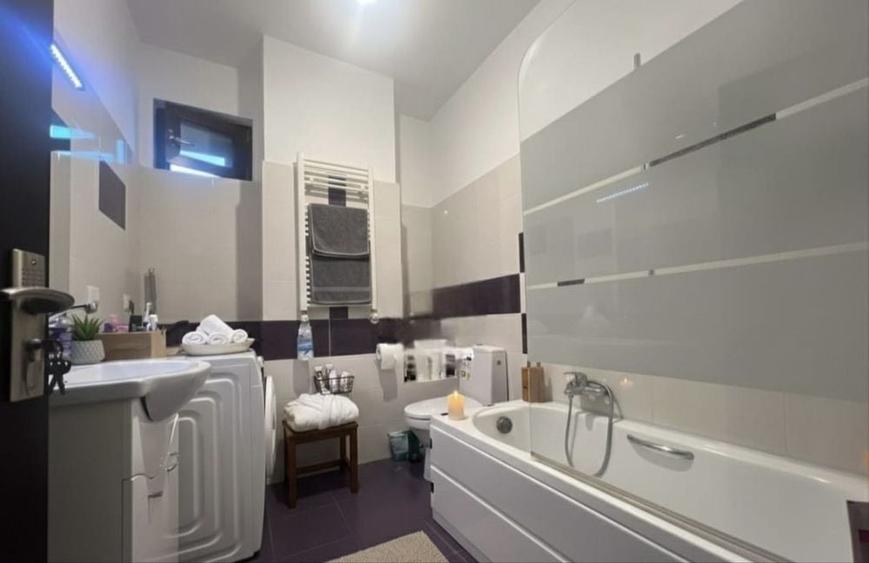 Apartament cu 3 camere semidecomandat în Valea Adâncă