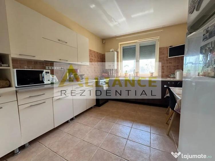 Casă cu 7 camere cu Teren 1086 Mp în Pădurișu