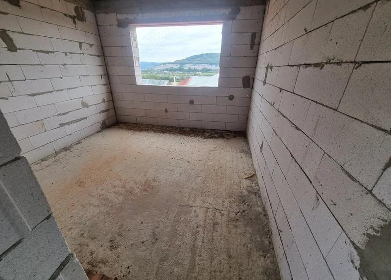 Casă cu Teren 600 Mp în Mintia