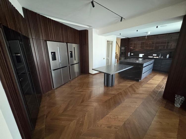 Casă individuală cu 12 camere cu Piscina în Băneasa