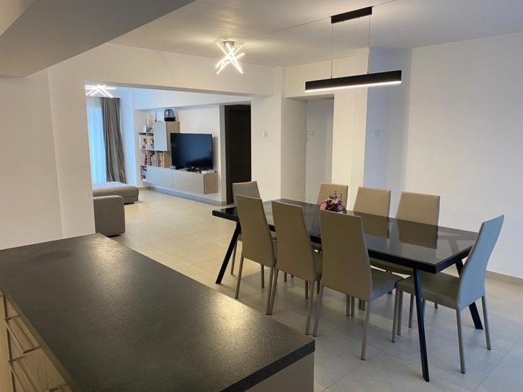 Apartament cu 4 camere decomandat în Unirii