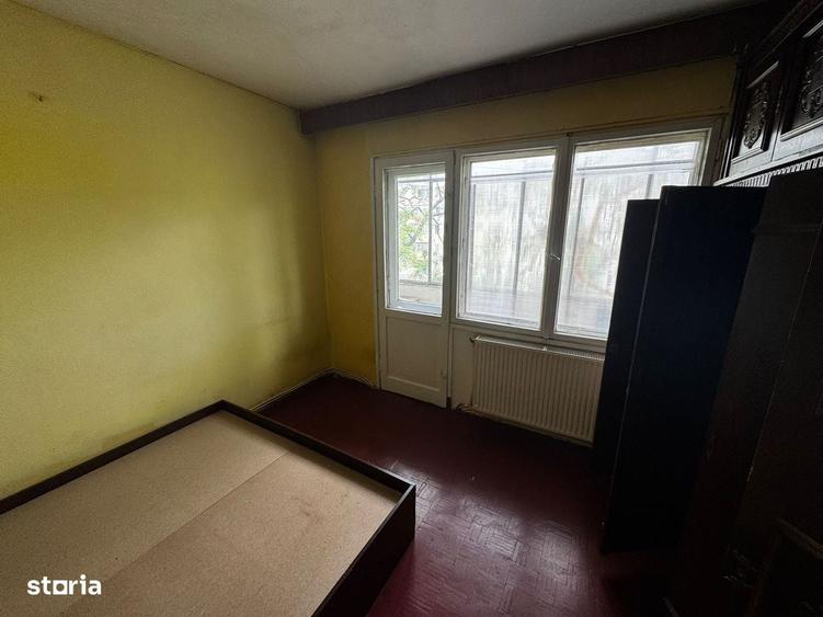 Apartament cu 3 camere în Podu Roș