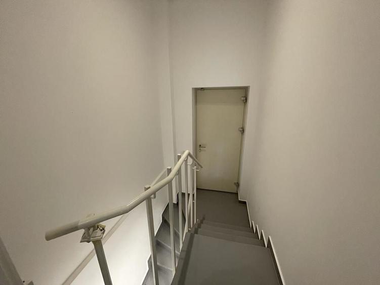 Casă individuală cu 11 camere cu Canalizare în Dorobanți