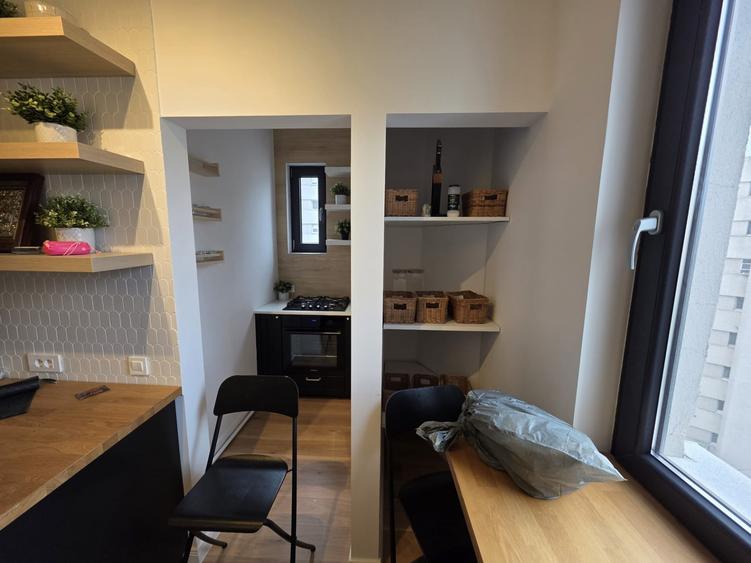 Apartament cu 3 camere semidecomandat, mobilat în Universitate