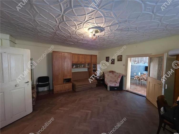 Apartament cu 3 camere semidecomandat, mobilat în Piața Cluj