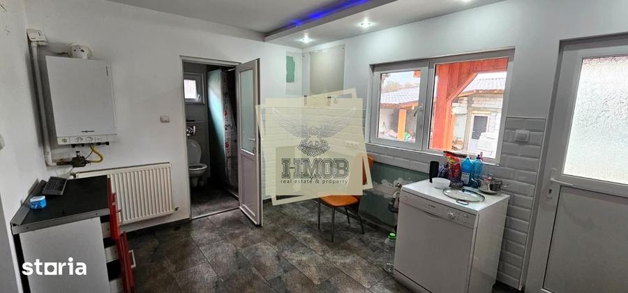 Casă cu 10 camere cu Teren 1195 Mp în Roșia
