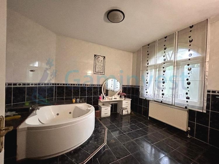 Casă individuală cu 7 camere cu Canalizare în Sânmartin