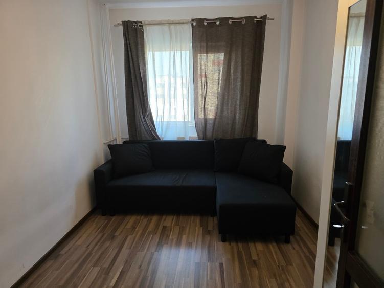 Apartament cu 3 camere semidecomandat în Berceni