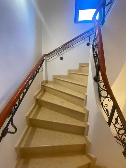 Casă individuală cu 7 camere cu Canalizare în Ultracentral