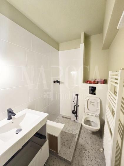 Casă individuală cu 9 camere cu Canalizare în Central