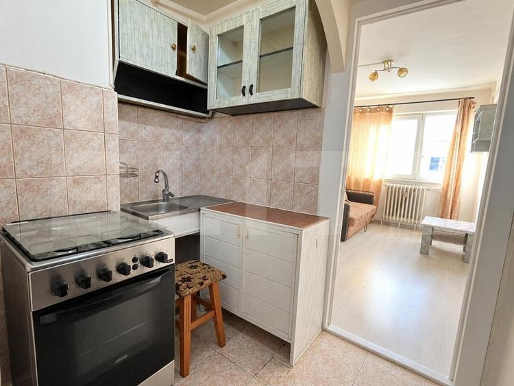 Apartament cu 2 camere semidecomandat, mobilat în Tractorul
