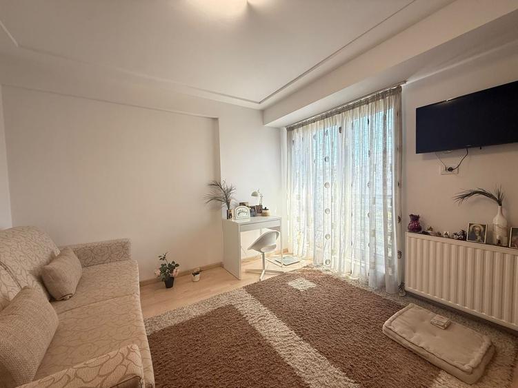 Apartament cu 3 camere semidecomandat în Decebal