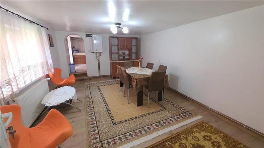 Casă individuală cu 8 camere cu Canalizare în Vest