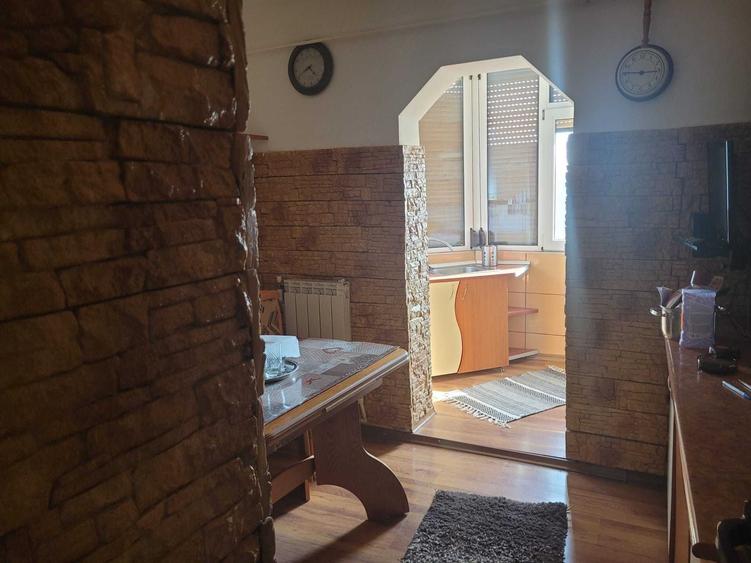 Apartament cu 3 camere decomandat în Calarași 4